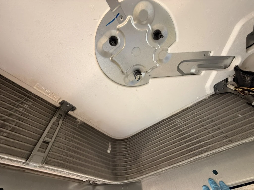 洗浄した天井カセット型エアコン内部の熱交換器