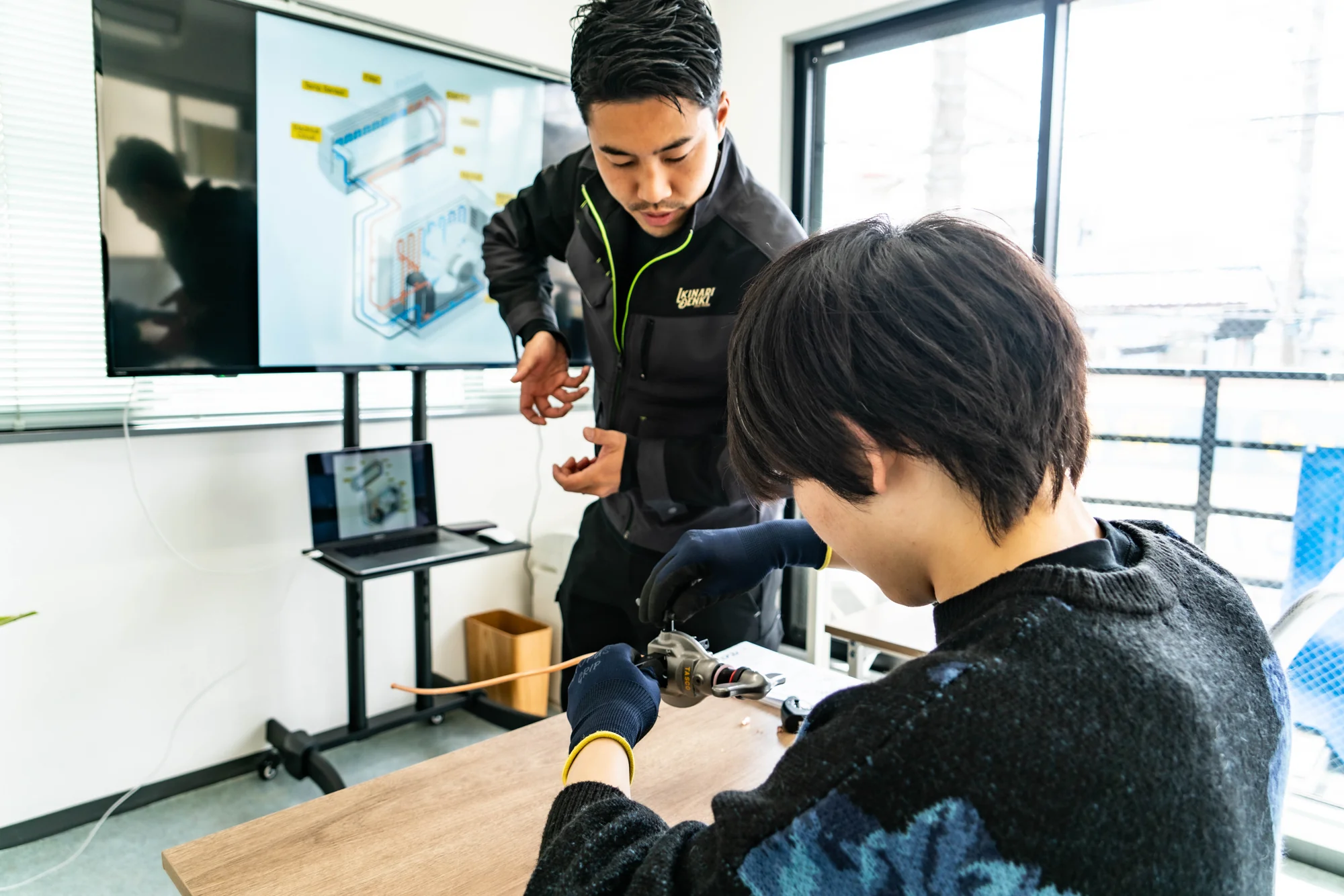 受講者の手元を見ながら丁寧に教えるイキナリデンキの講師